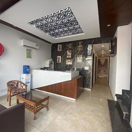 Hotel Hollywood Zirakpur Esterno foto
