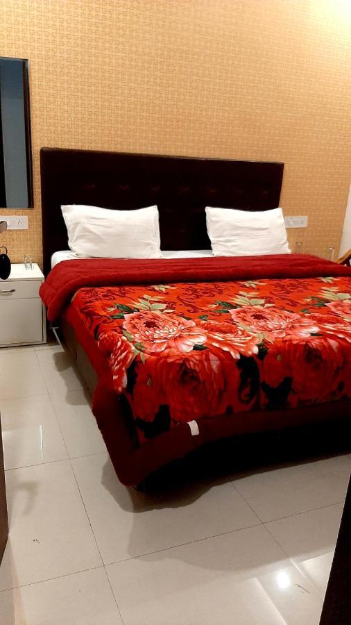 Hotel Hollywood Zirakpur Esterno foto