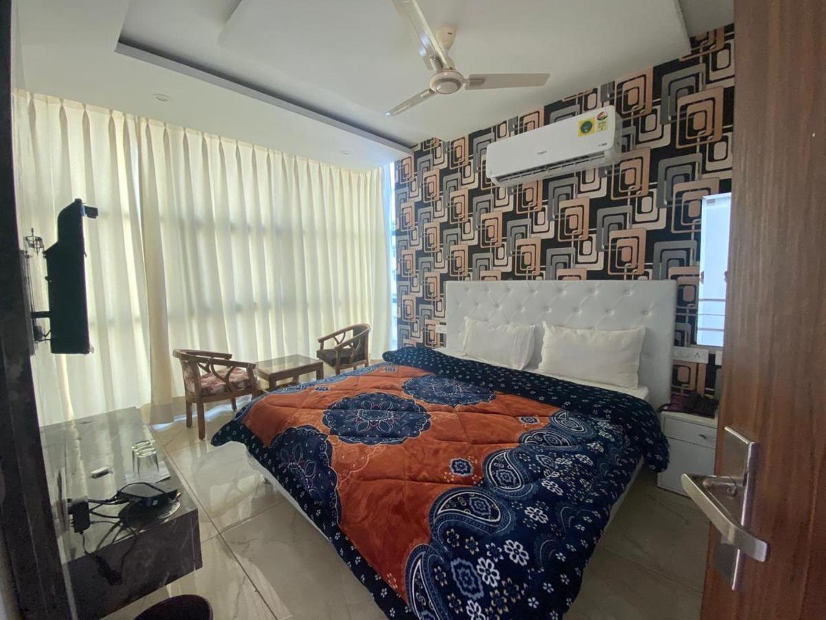 Hotel Hollywood Zirakpur Esterno foto
