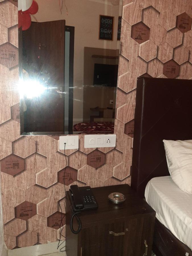 Hotel Hollywood Zirakpur Esterno foto