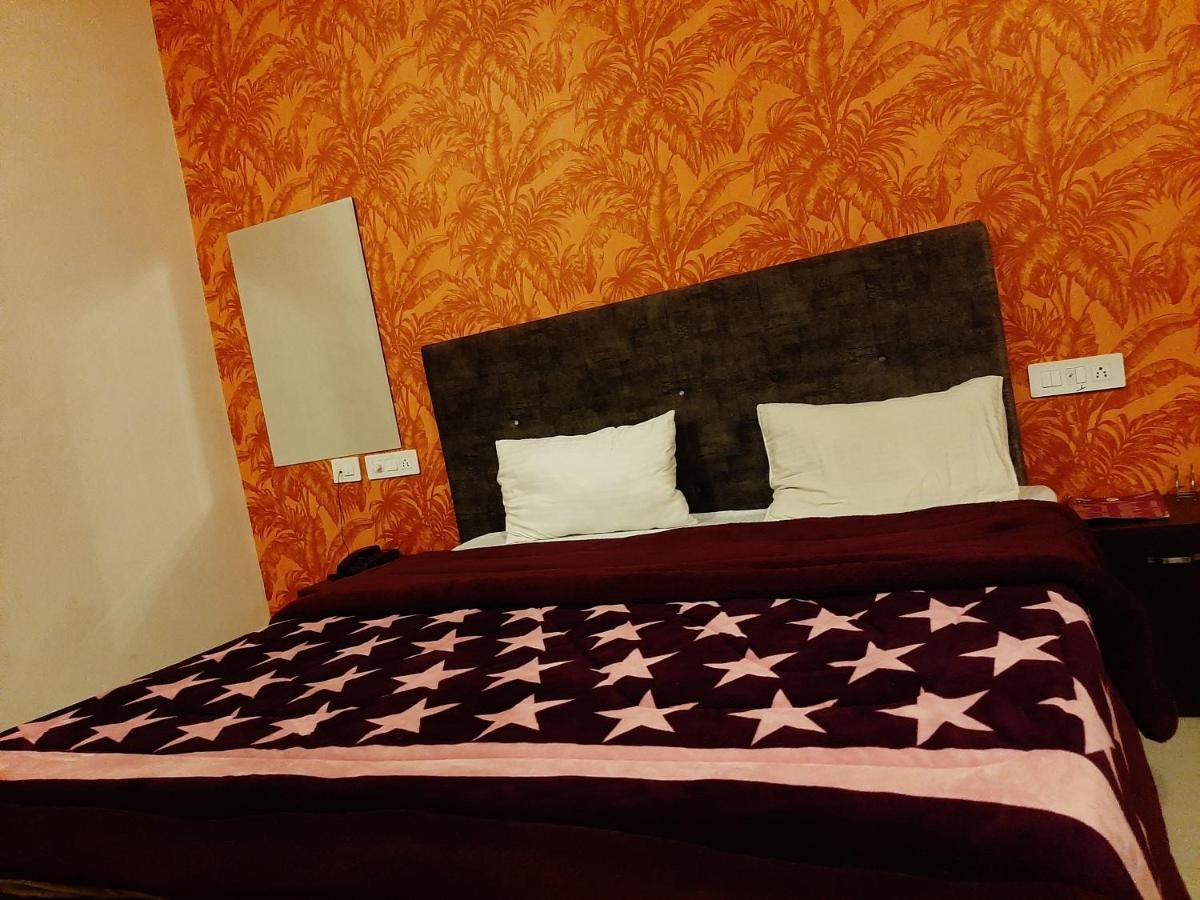 Hotel Hollywood Zirakpur Esterno foto