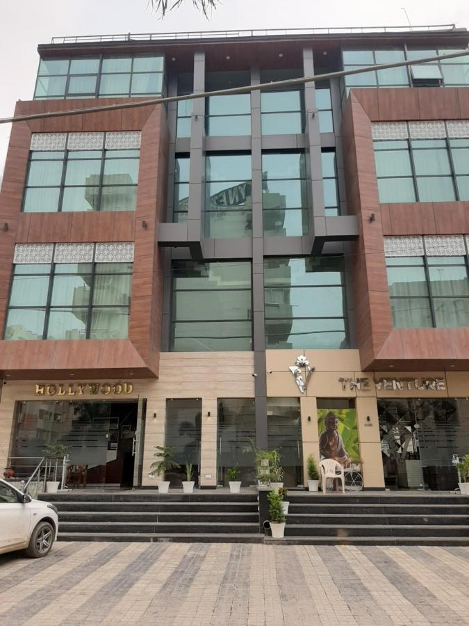 Hotel Hollywood Zirakpur Esterno foto