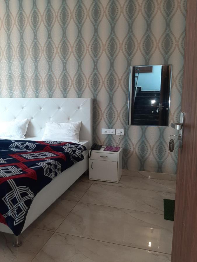 Hotel Hollywood Zirakpur Esterno foto