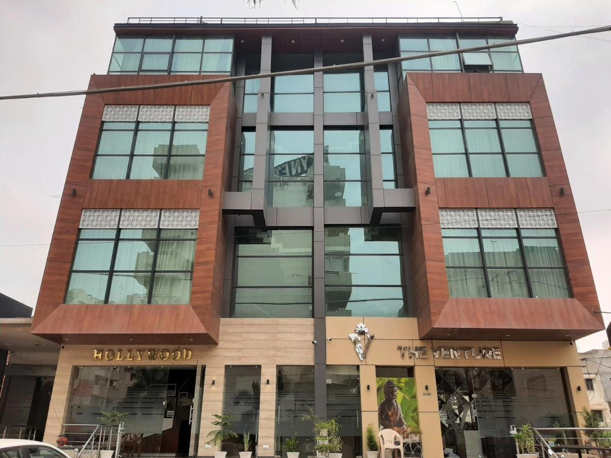 Hotel Hollywood Zirakpur Esterno foto