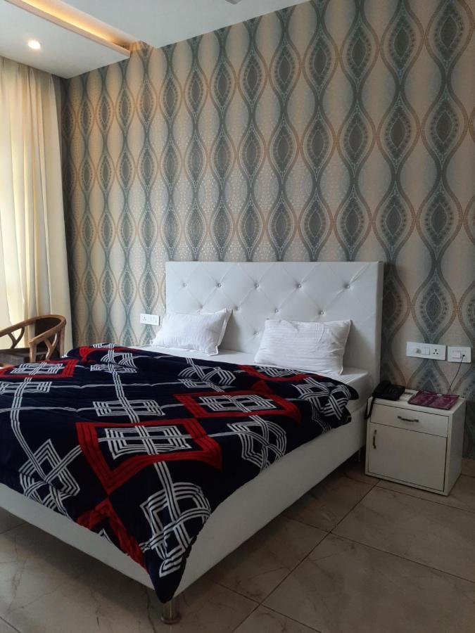 Hotel Hollywood Zirakpur Esterno foto