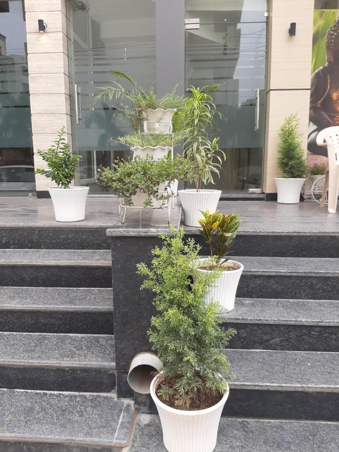 Hotel Hollywood Zirakpur Esterno foto