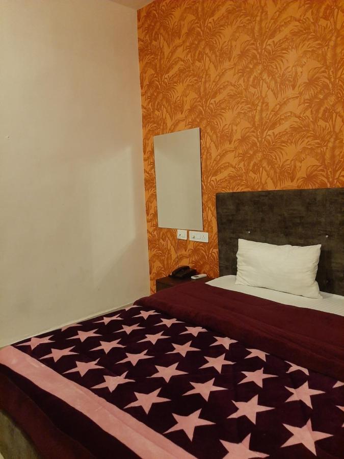 Hotel Hollywood Zirakpur Esterno foto