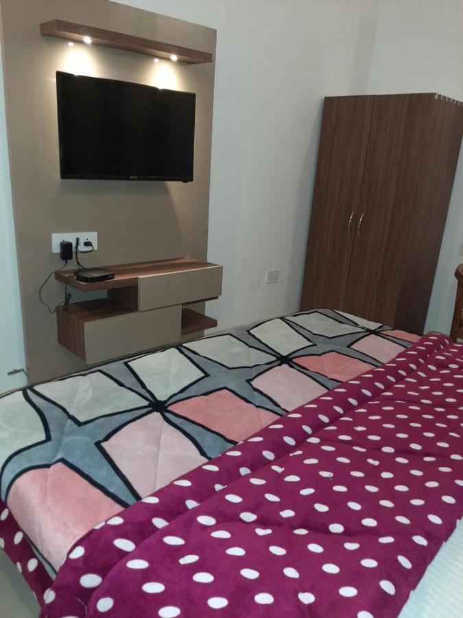 Hotel Hollywood Zirakpur Esterno foto