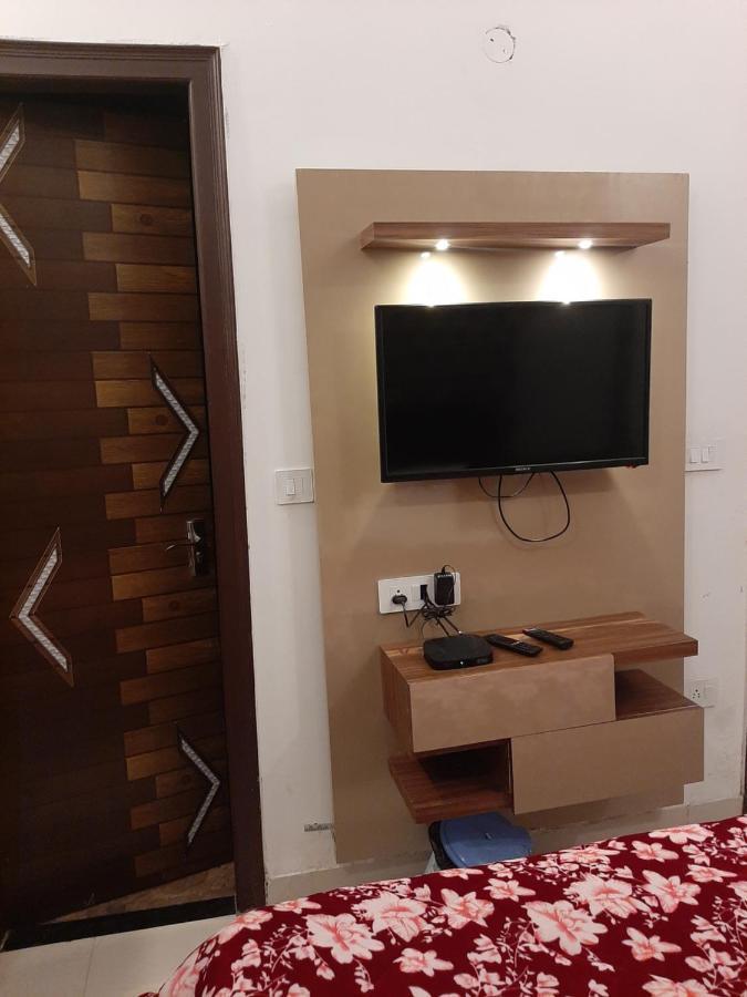 Hotel Hollywood Zirakpur Esterno foto