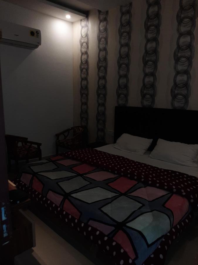 Hotel Hollywood Zirakpur Esterno foto