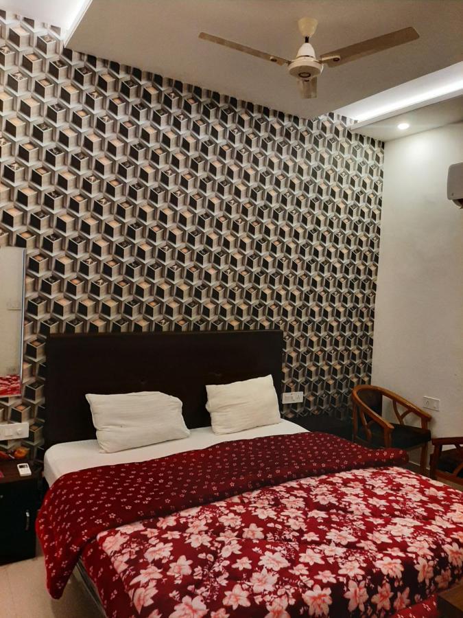 Hotel Hollywood Zirakpur Esterno foto