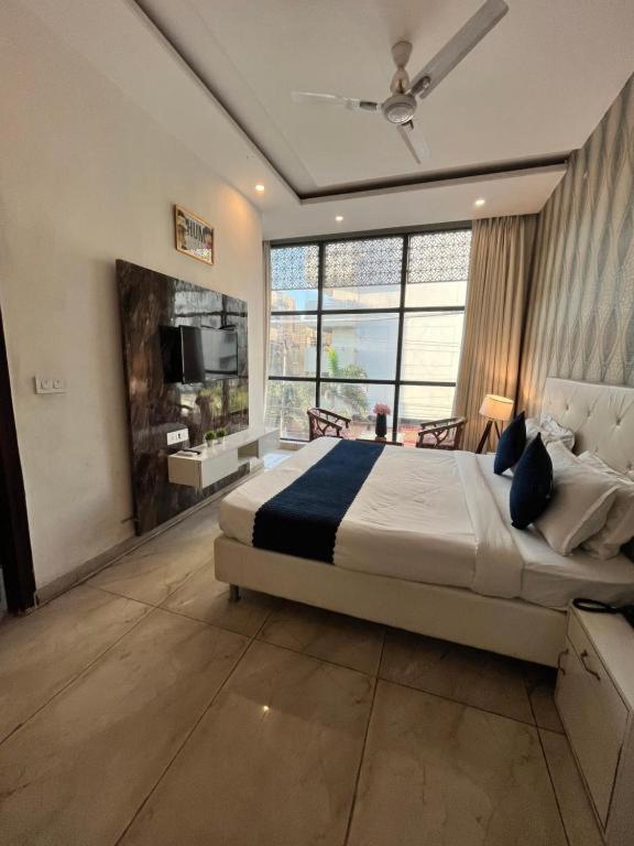 Hotel Hollywood Zirakpur Esterno foto