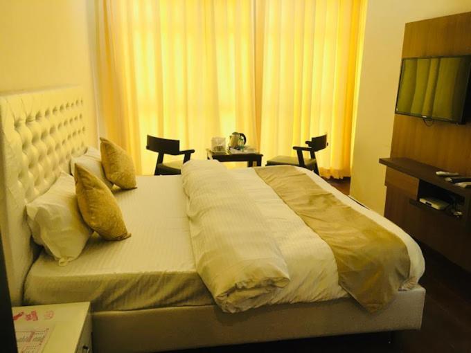 Hotel Hollywood Zirakpur Esterno foto