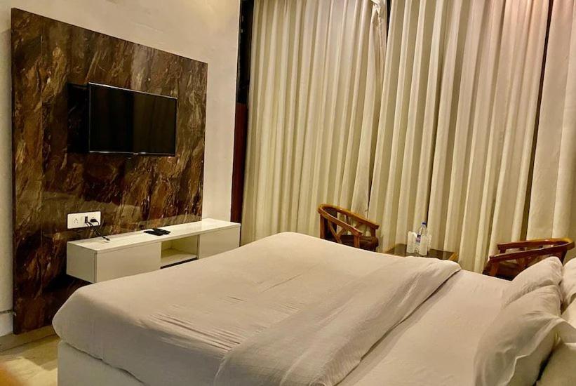 Hotel Hollywood Zirakpur Esterno foto