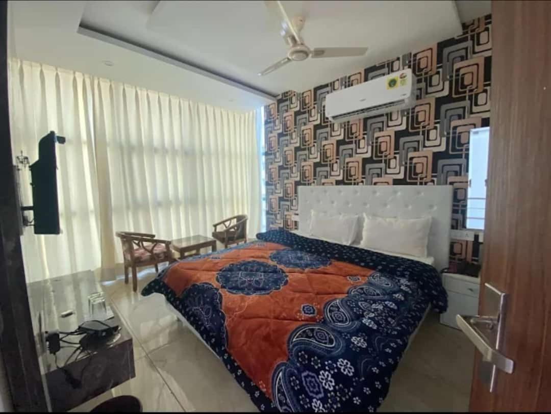 Hotel Hollywood Zirakpur Esterno foto