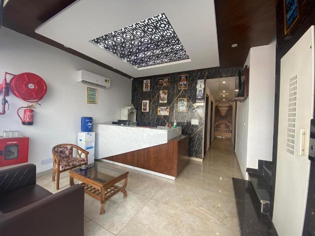 Hotel Hollywood Zirakpur Esterno foto